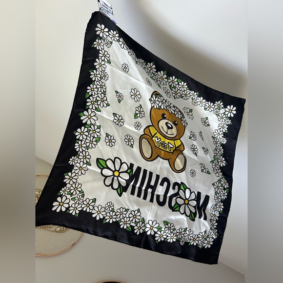 Moschino silk Daisy teddy bear Black and White square Scarf - Picture 1 of 4